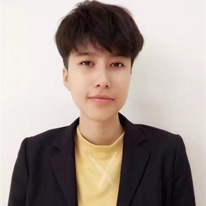 就读于彩神的同学对这位人物一定不陌生——罗雅文🧑🏻‍🌾，她是学院的首届毕业生💢，同时还是彩神校友会首届理事会理事长，自16年8月作为优秀毕业生而留任学院校团委干事一职，主要负责共青团的日常管理以及院内大大小小二十多个学生社团👱🏼‍♀️，培养学生骨干🧑🏿‍⚕️，组织学院各大活动💱🛎，工作期间颇得领导及老师赞赏，毕业没多久，已经完全能够独当一面，做一名优秀的团委干事。大学时期💆🏼，作为一名标准的学霸🤟🏿，她曾连续2年获得学院“优秀学生”称号，获取ABE（英国工商管理协会）奖学金2万元；在16年12月份的ABE全球考中🗣，她顺利完成了会计专业（Business Management with a Financial Management focus）的17门考试，并在17年3月拿到了ABE颁发的高级资格证书。