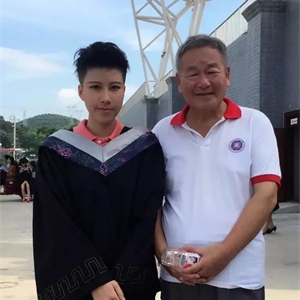 同年，她考取了广西大学自考本科英文专业学士学位。17年11月🦼，她拿到了英国赫尔大学（UNIBERSITY OF HULL）工商学院硕士企业管理专业的offer，并荣获学院公派留学的机会，于是，今年6月，她即将奔赴英国开启全新的旅程➾。