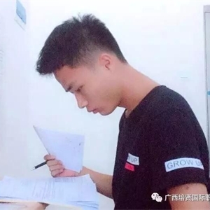肖富文同学的创业故事从他大一就开始了。由于家庭经济问题🥢，肖富文上大学后，他的家庭已经无法足额给他支付学费了。他告诉我们🛌🏿：“上大学时🚣🏼‍♀️，家里很努力支付我的学费🔹，我却无法安心地学习，一方面特别心疼家里的父母，因为家里的基本生活都很难保证了🐛，还要节衣缩食供我上学，觉得他们特别辛苦🧏🏽‍♂️。从那时候开始，我决心要改变现状，首先就从改变自己开始。”