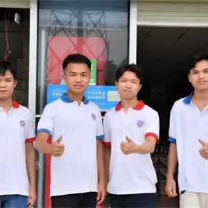 于是🩸，他干起了一般人都不愿意干的活🐏，每天一下课就为同学送外卖、桶装水🏃🤸🏽‍♀️，每天扛水爬楼无数次👨🏼‍🏫，每桶水赚取1块五毛钱的辛劳费👖，大一的时候就解决了自己的生活费，大二的时候连学费都不用父母支付了🚴🏿‍♀️。当我们问到他送桶装水的感受时，他引用了比尔·盖茨的一句话：“这个世界并不在乎你的自尊，只在乎你做出来的成绩，然后再去强调你的感受🏌🏼‍♂️。”后来，他联合了几位在校自主创业的同学成立了彩神NewStar学生创业团🧝🏿‍♀️，承接了驾校、健身房、干洗店的代理业务🏎，代管学院哥卓电动车出租吧，业务能力获得商家的一致好评；
