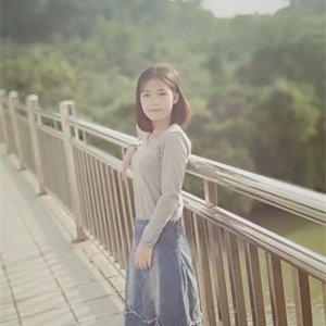 17汽车营销与服务1班 在班级担任班长一职，在公关协会担任秘书部部长一职      荣获国家励志奖学金获校级“优秀班干部”获院级“三好学生”获第三届田径运动会女子“4×200”米第二名获“优秀志愿者”个人格言🏃🏻：少壮不努力，老大徒伤悲